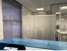 Safety Screen Tafel model. Br.800 x H.600mm. Acrylaat met 2 schotten Safety Screen Tafel model. Br.800 x H.600mm. Acrylaat met 2 schotten